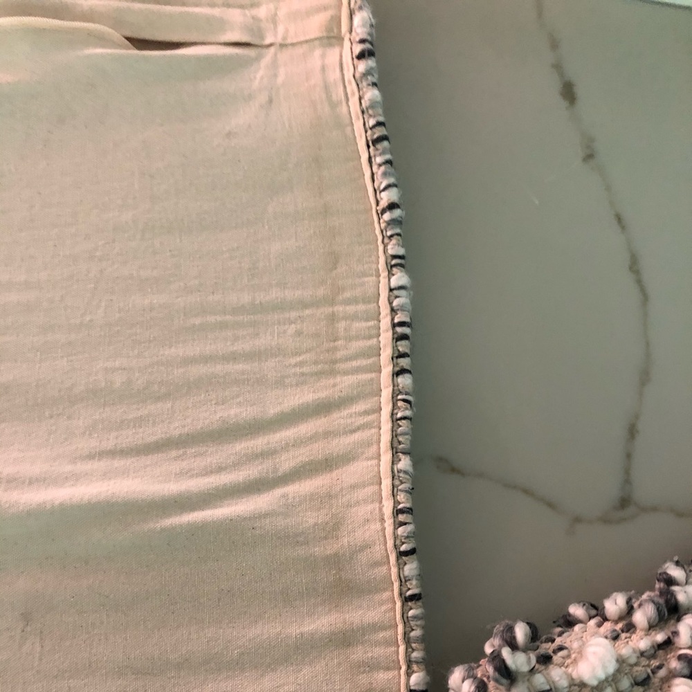 Two woven pillow covers - Picture 4 of 5